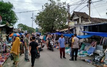 Patroli Rutin Polsek Praya Sambangi Pasar Renteng.