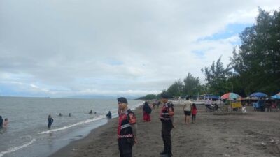 Antisipasi Gangguan Kamtibmas, Polres Lombok Barat Intensifkan Patroli di Pantai Cemara