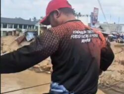 Brimob Aceh Pasang Tali Sling pada Jembatan Putus dan Geser Speed Boat untuk Mendukung Mobilitas Warga di Bireuen