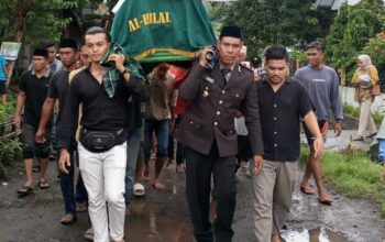 Kapolsek Kempo Tunjukkan Kepedulian, Turut Pikulkan Keranda Jenazah Warga Desa Kempo