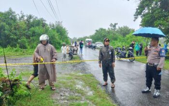 Akibat hujan lebat jalan terputus, Polsek Sekongkang memasang garis Polisi