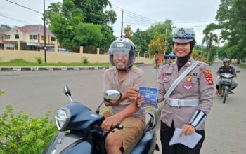 Sat Lantas Polres Bima Kota Bagikan Brosur Keselamatan Berlalu Lintas kepada Pengendara