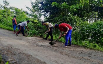 Peduli Kebersihan Lingkungan, Bhabinkamtibmas Desa Mantar Polsek Poto Tano Laksanakan Gotong Royong Bersama Masyarakat