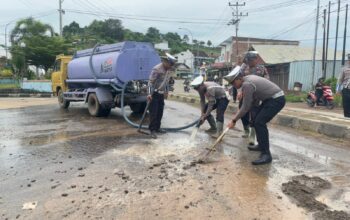 Cegah Kecelakaan Lalu Lintas, Sat Lantas Polres Sumbawa Bersihkan Jalan dari Material Lumpur & Tanah