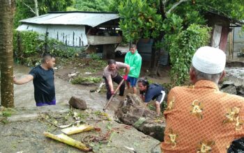 Bhabinkamtibmas Desa Sekongkang Bawah Bantu Masyarakat Terdampak Banjir