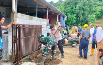 Peduli Lingkungan yang bersih Bhabinkamtibmas Desa Mantun bersama Tiga Pilar dan masyarakat lakukan Gotong Royong