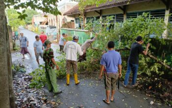 Bhabinkamtibmas Kelurahan Bugis bersama Tiga Pilar bersinergi dengan masyarakat  gotong royong buat asri lingkungan