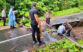 Akibat curah hujan tinggi ruas jalan amblas tidak bisa dilalui, Polsek Sekongkang memasang garis Pengaman