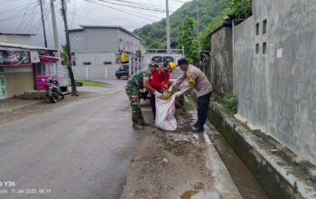 Polsek Maluk bersama pemerintah Kecamatan dan Desa gelar  Gotong Royong antisipasi wabah di musim hujan