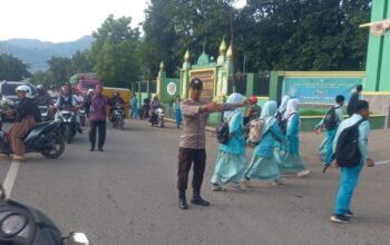 Personel Polsek Rasanae Barat Laksanakan Kegiatan Rawan Pagi di Depan MTsN 1 Padolo Kota Bima