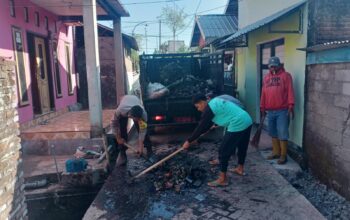 Peduli Lingkungan, Bhabinkamtibmas Desa Ai Suning Turut Gotong Royong Bersihkan Irigasi