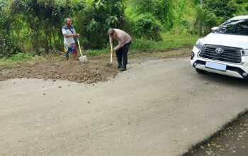 Demi Keselamatan Pengguna Jalan, Polsek Maluk Lakukan Penimbunan Jalan Berlubang