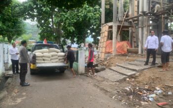 Polsek Rasanae Barat Wujudkan Kepedulian dengan Memberikan Bantuan Semen di Masjid Al Ikhlas