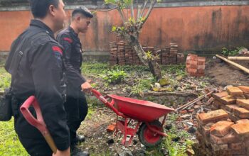 Brimobda NTB Gotong Royong Pembangunan Pagar Pura Meru Yang Roboh