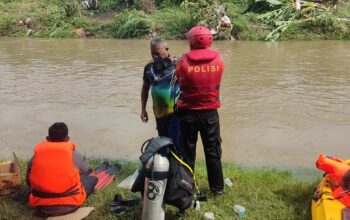 Polres Sumbawa Bersama Tim SAR Gabungan Terus Lakukan Upaya Pencarian Anak Yang Hanyut Di Sungai