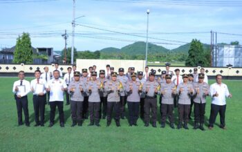 Kapolres Sumbawa Barat berikan penghargaan anggota berprestasi