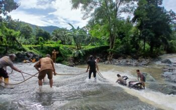 Polsek Sekongkang  Evakuasi Motor Hanyut Milik Pemancing di derasnya aliran sungai