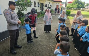 Bhabinkamtibmas Desa Kemuning perkenalkan Polisi Sahabat Anak kepada murid TK IT Babussalam Desa Kemuning