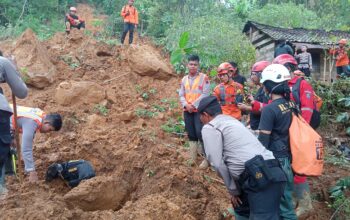 Brimob Bergerak Bantu Evakuasi Korban Banjir dan Longsor di Jateng