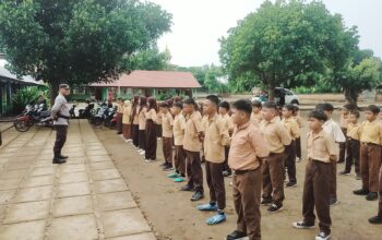 Police Goes to School Bhabinkamtibmas Polsek Labangka Latih PBB Siswa-Siswi SDN Labangka