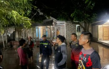 Kapolres Lombok Utara Sambangi Rumah Warga Yang Terdampak Banjir Rob