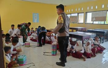 TNI-Polri Bantu Salurkan Program Makan Bergizi Gratis Bagi Pelajar di Lombok Tengah.