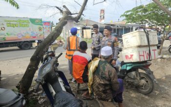 Patroli Rutin Polsek Praya Sambangi Pasar Renteng.