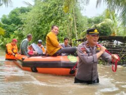 Polres Loteng Bersama Stakeholder Terkait Evakuasi Korban Banjir di Pujut.