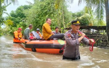 Polres Loteng Bersama Stakeholder Terkait Evakuasi Korban Banjir di Pujut.