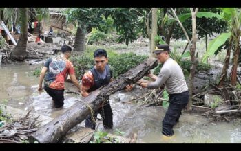 Polres Loteng Bersihkan Sisa Material Pasca Banjir di Pujut.