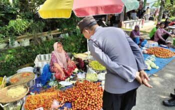 Patroli Rutin Polsek Praya Sambangi Pasar Renteng.