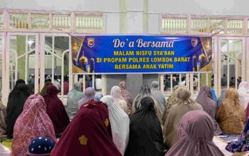 Berkah Nisfu Sya'ban, Propam Polres Lombok Barat Santuni Anak Yatim di Masjid Alittihad