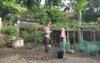 Inspiratif! Bhabinkamtibmas Labuapi Ajak Warga Maksimalkan Lahan Pertanian