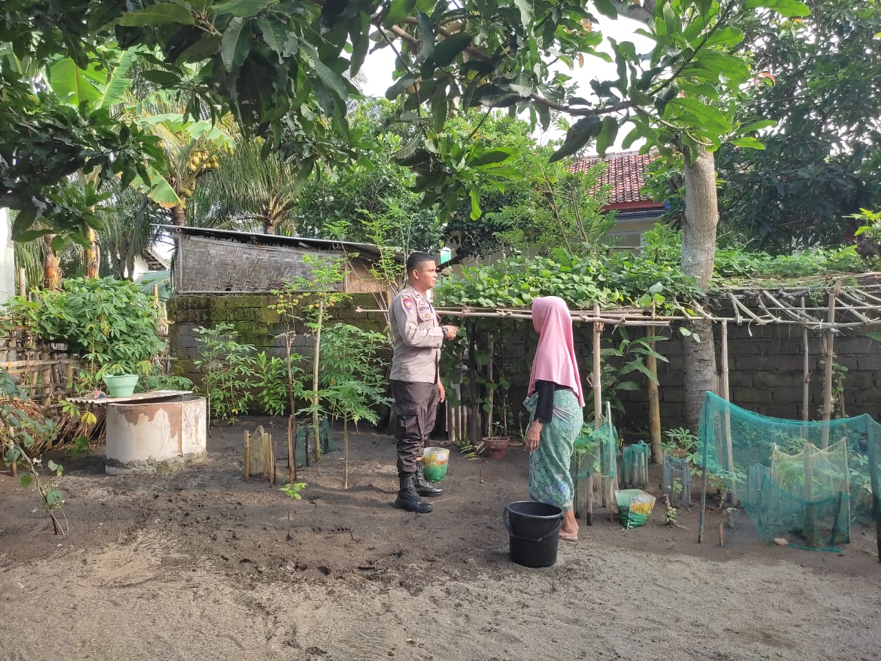 Inspiratif! Bhabinkamtibmas Labuapi Ajak Warga Maksimalkan Lahan Pertanian