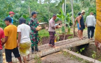 Jalan Putus di Sekotong, TNI-Polri dan Warga Gotong Royong Bangun Jalan Darurat