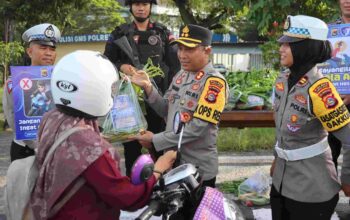 Operasi Keselamatan Rinjani 2025, Polres Lobar Edukasi Pengendara dengan Hadiah Sayuran