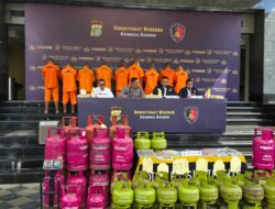 Digerebek Polisi! 8 Pengoplos Gas Elpiji Subsidi di Jakarta Diciduk