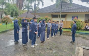 Polres Lobar Tanamkan Keselamatan Lalu Lintas Sejak Dini di SMPN 1 Lembar