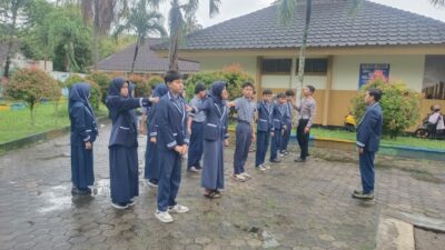 Polres Lobar Tanamkan Keselamatan Lalu Lintas Sejak Dini di SMPN 1 Lembar