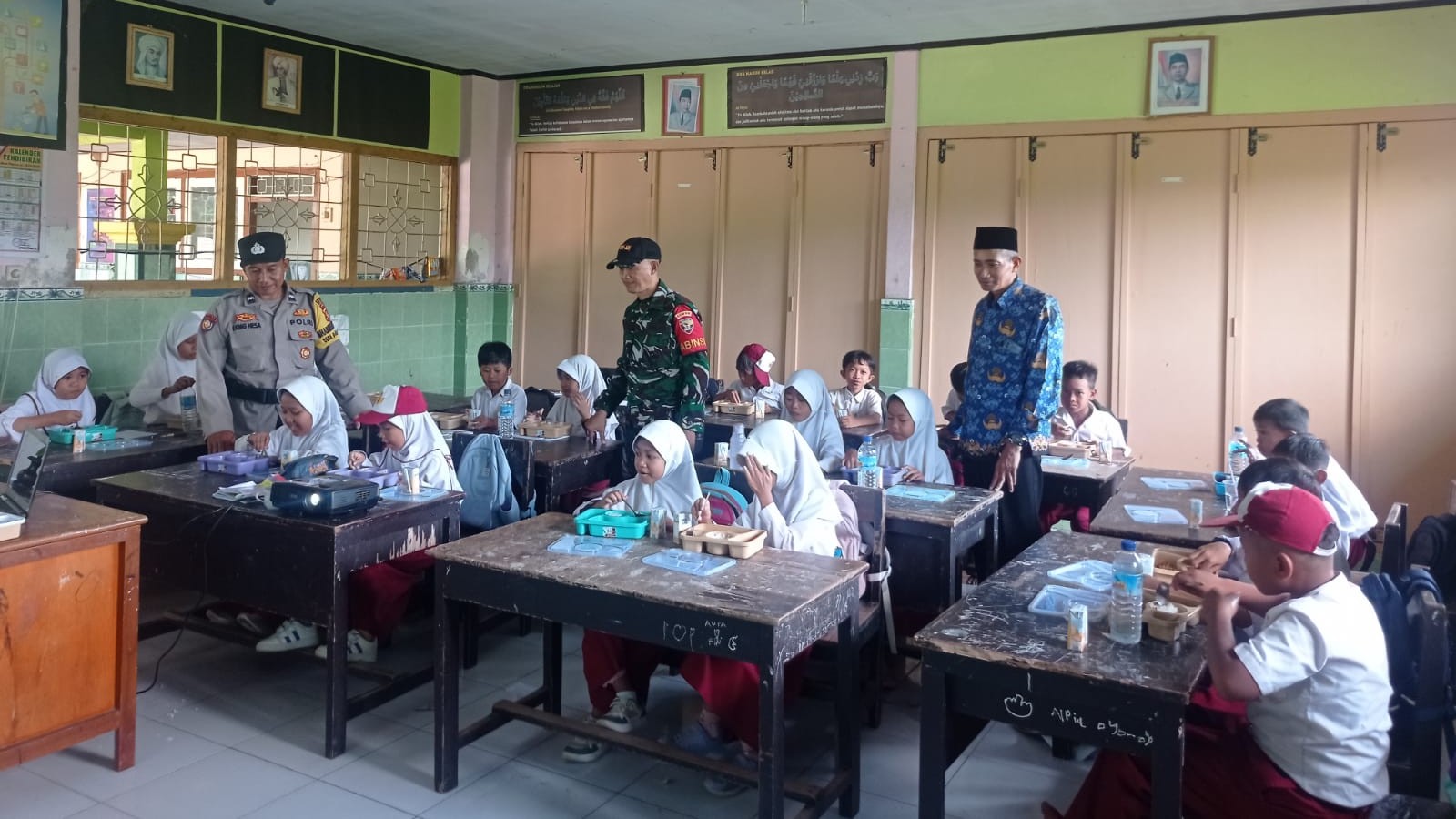 Sinergi Polisi, TNI, dan SPPG Sukseskan Program Makan Bergizi di Lombok Barat