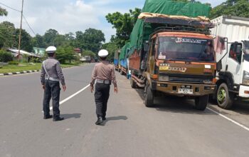 Tertib Parkir Truk, Arus Lalin Lancar di Tugu Tenk Dodokan Gerung