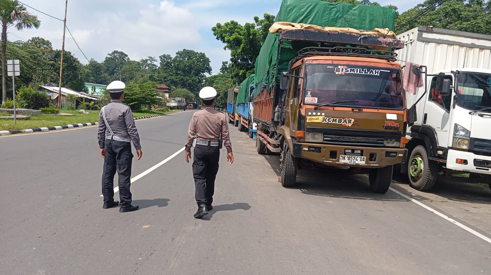 Tertib Parkir Truk, Arus Lalin Lancar di Tugu Tenk Dodokan Gerung