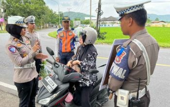 Unik! Operasi Keselamatan Rinjani 2025 Beri Reward Sayuran ke Pengendara Tertib