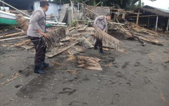 Polsek Kayangan Bersama Warga Bergotong Royong Bersihkan Sisa Puing Akibat Cuaca Ekstrem