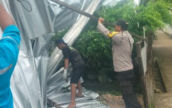 Akibat Angin Kencang, Bhabinkamtibmas Desa Mantun Lakukan Gotong Royong Bersihkan Rumah Warga