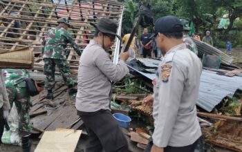 Curah Hujan Tinggi Sebabkan Banjir di Kecamatan Wera, Polsek Wera Sigap Bantu Warga