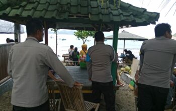 Personel Polsek Taliwang Turun ke Tempat Wisata Pantai, Imbau Masyarakat Waspada Cuaca Ekstrem