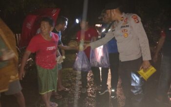 Polsek Wera Bagikan Ratusan Nasi Bungkus kepada Warga Terdampak Banjir