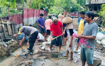 Personel Polsek Ambalawi Gotong Royong Bersihkan Material Banjir Bandang