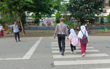 Pastikan Keselamatan Murid Sekolah, Sat Lantas Polres Bima Kota Gatur Lalin Pagi